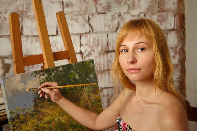 malující žena